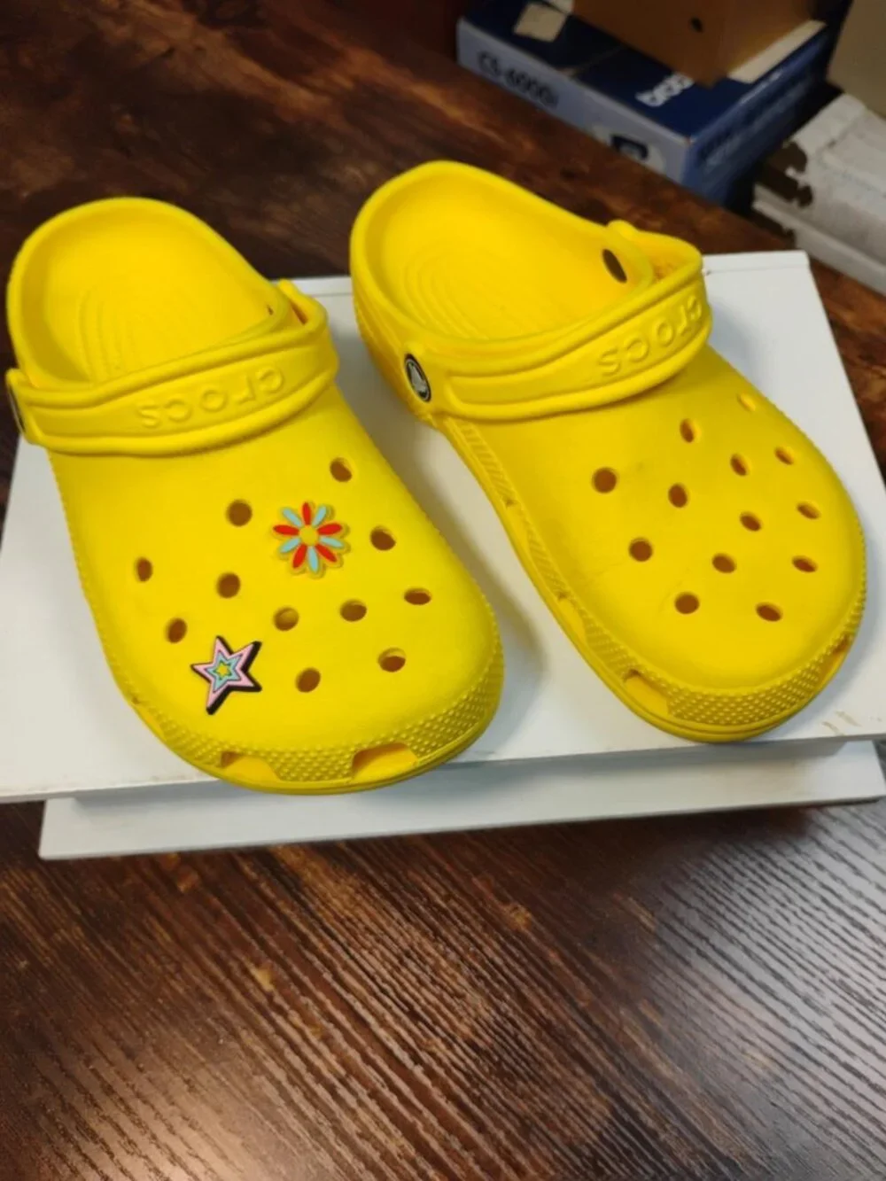 Crocs Classic Yellow Clogs Big Kids J3 With 2 Charms
